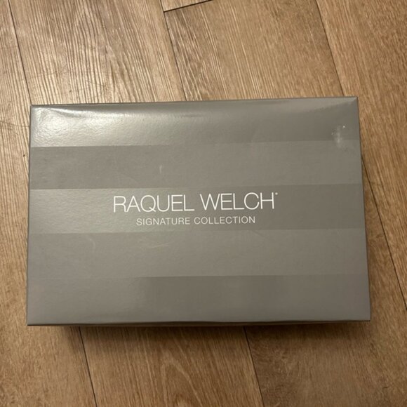 Raquel Welch Glazed Sand Synthetic Short Pixie Wig - Picture 8 of 11